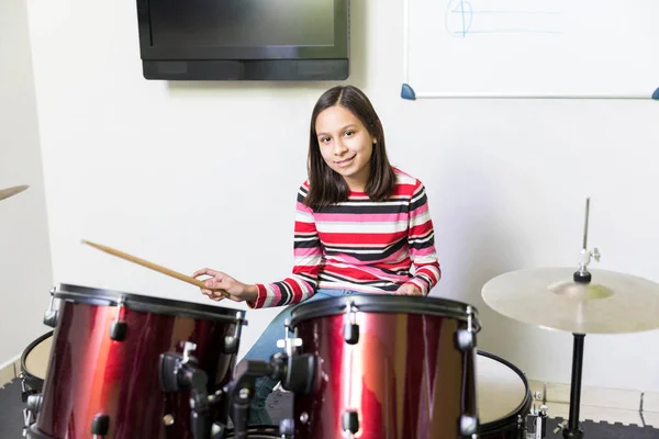 Adolescent Prenant Des Cours Tambour Classe Musique École — Photo