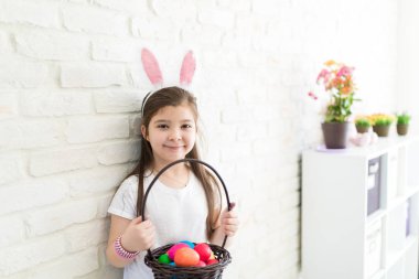 Duvara renkli yumurta avcılık gülümseyen kadın çocuk