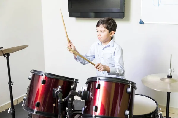 Talentueux Garçon Caucasien Apprenant Jouer Batterie Classe Musique — Photo