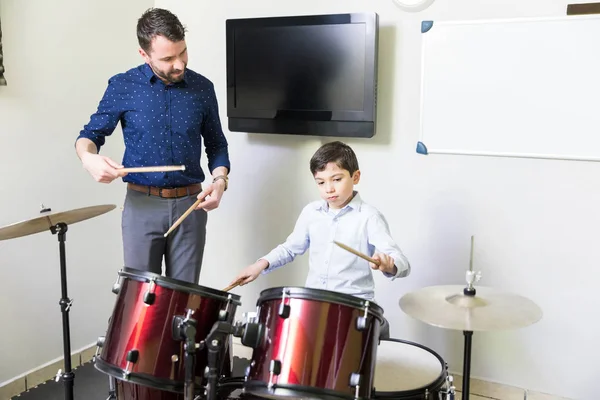 Entraîneur Hispanique Adulte Instruisant Garçon Pendant Session Musique École — Photo