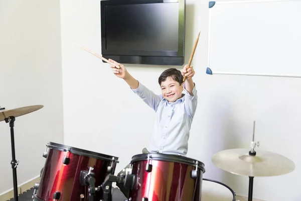 腕の男子学生に課外セッションでドラムをプレイしながら楽しんで発生 — ストック写真