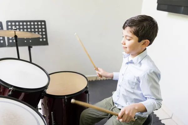 Garçon Caucasien Apprendre Jouer Tambour Classe Musique — Photo