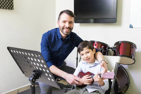 Sourire Caucasien Garçon Apprendre Jouer Ukulele Sourire Tuteur Masculin Classe — Photo