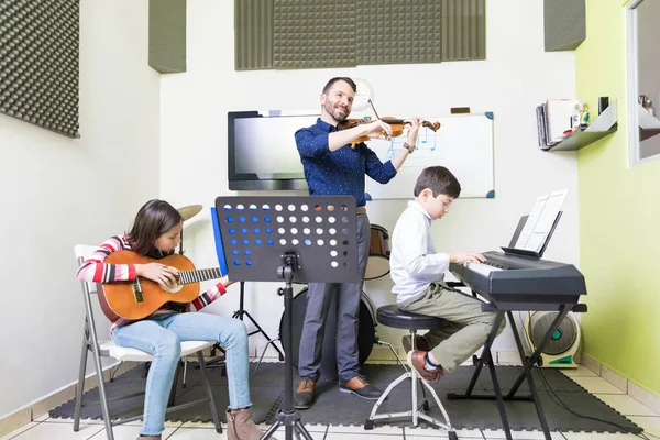 Instructeur Adulte Moyen Jouant Violon Avec Des Enfants Ayant Des — Photo