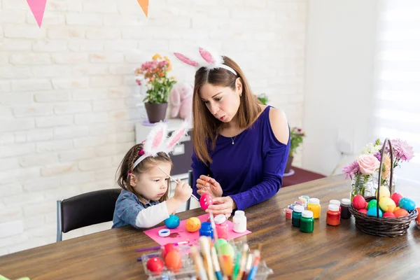 Madre Hija Para Colorear Huevos Pascua Mesa Casa — Foto de Stock