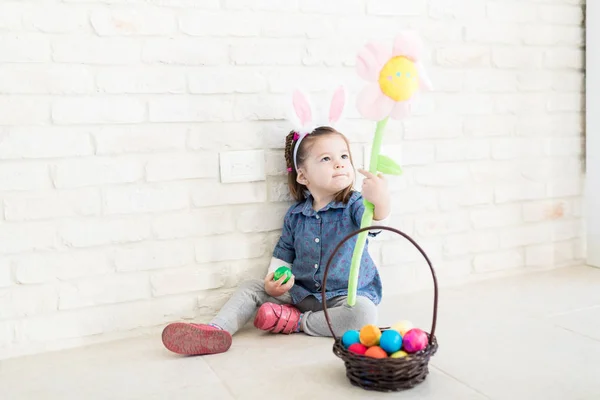 Pequeño Niño Jugando Con Juguete Flores Huevos Pascua Mientras Está — Foto de Stock
