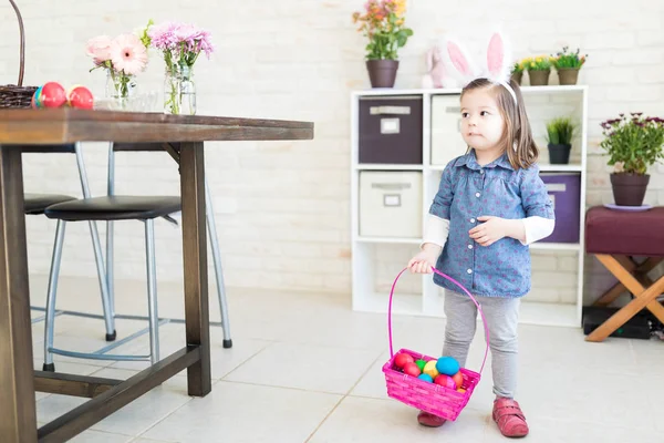 Malé Dítě Stojící Doma Podržíte Vícebarevné Vejce Košíku Během Velikonoc — Stock fotografie