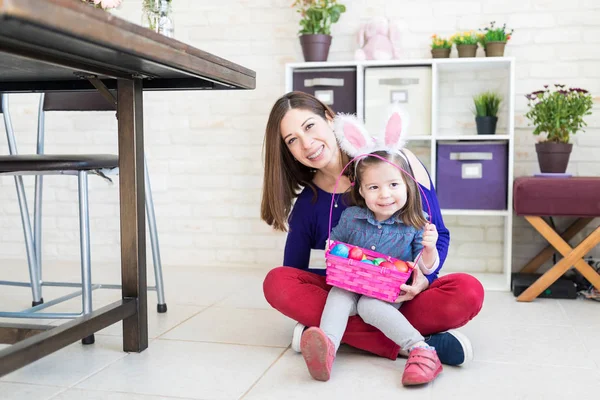 Gelukkig Volwassen Vrouw Dochter Met Pasen Mand Thuis Zitten — Stockfoto