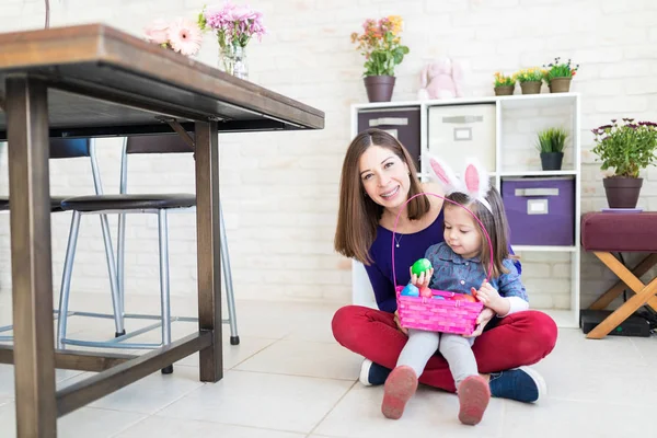 Rijpe Vrouw Vieren Pasen Festival Glimlachend Met Schattige Dochter Verdieping — Stockfoto