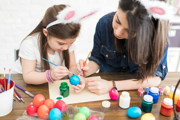 Mamma Bambino Usando Pennelli Dipingere Uova Pasqua Casa — Foto Stock