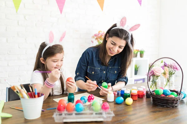 Usmívající Žena Dcera Zdobení Vajec Použít Jako Dárky Příležitosti Velikonoc — Stock fotografie