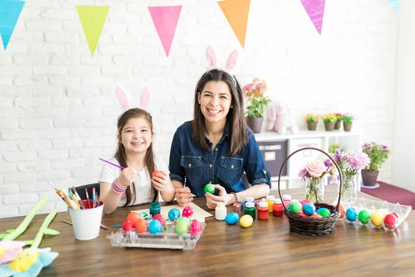 Ritratto Coppia Creativa Madre Figlia Con Uova Pasqua Colorate Tavola — Foto Stock