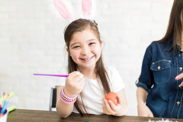 Ritratto Adorabile Ragazza Elementare Che Tiene Pennello Uovo Pasqua Casa — Foto Stock