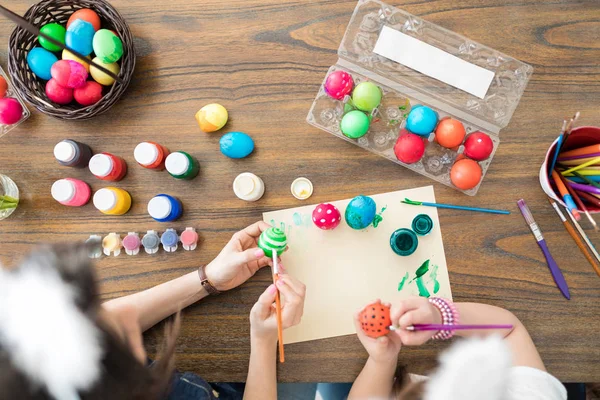 Mãos Cortadas Mãe Menina Fazendo Vários Desenhos Ovos Durante Páscoa — Fotografia de Stock