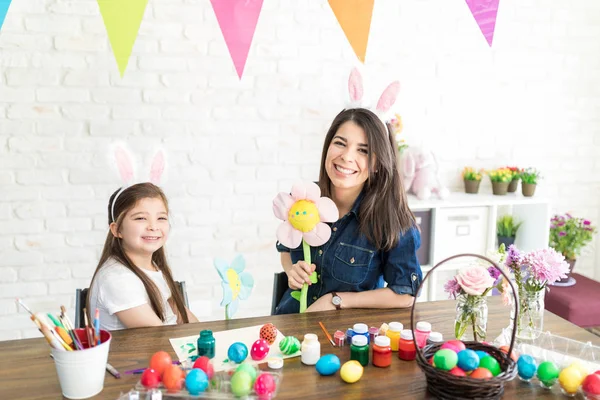 Tvůrčí Matka Dcera Hračkou Květiny Připravuje Velikonoční Oslavu — Stock fotografie