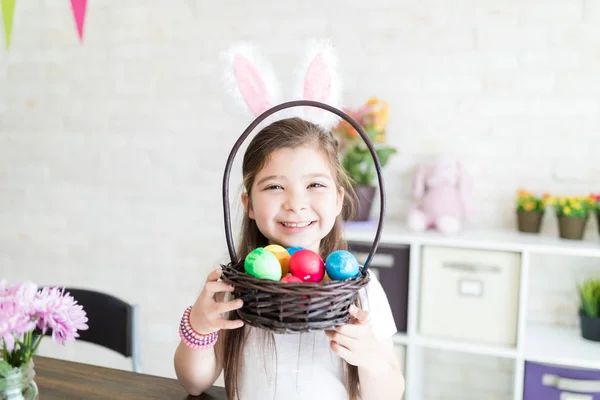Menina Satisfeita Mostrando Sua Coleção Ovos Páscoa Casa — Fotografia de Stock