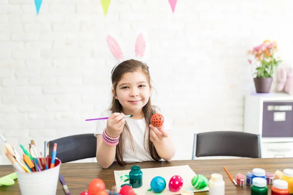 Ritratto Ragazza Attraente Con Uovo Dipinto Pennello Durante Vacanze Pasqua — Foto Stock