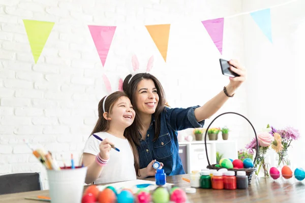 Mãe Alegre Tomando Selfie Com Filha Bonito Enquanto Prepara Para — Fotografia de Stock