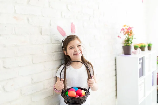 Promyšlené Šťastná Dívka Odvrátila Držení Velikonoční Košík — Stock fotografie