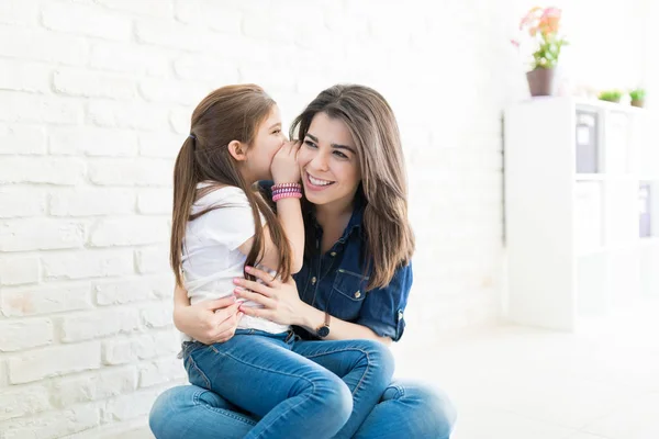 Menina Inocente Sussurrando Ouvido Mãe Enquanto Sentado Casa — Fotografia de Stock