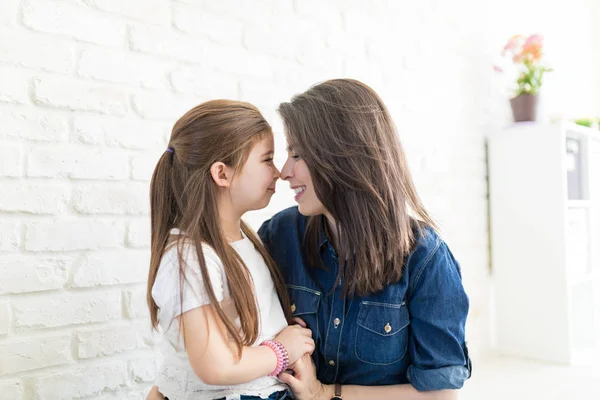 Milující Matka Dcera Třít Nosy Strávit Kvalitní Čas Spolu Doma — Stock fotografie