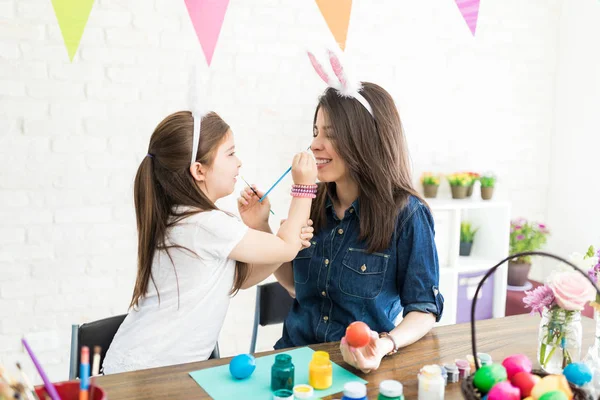 Hija Traviesa Pintando Nariz Madre Mientras Prepara Para Pascua Casa — Foto de Stock