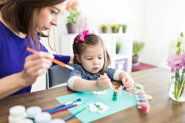 Adorável Menina Pintando Cartão Feito Mão Com Mãe Durante Páscoa — Fotografia de Stock