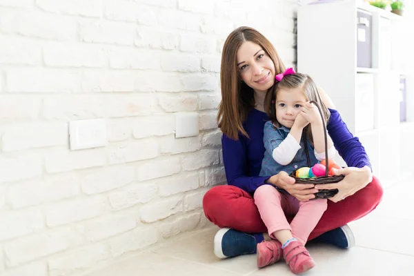 Gut Aussehende Frau Und Kind Mit Korb Voller Ferieneier Hause — Stockfoto