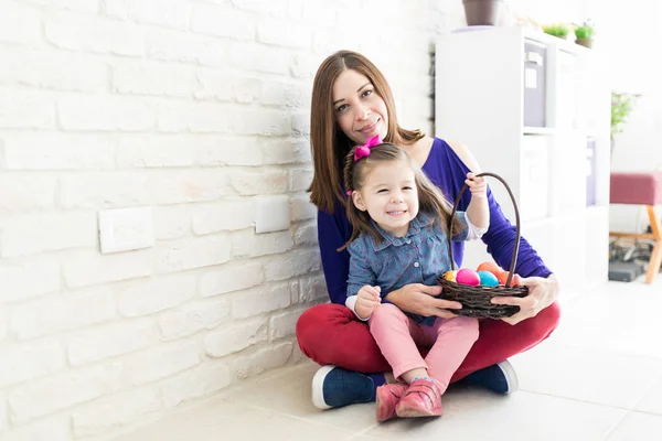 Çekici Beyaz Anne Kızı Holding Sepet Yumurta Duvarının Yakınında Otururken — Stok fotoğraf