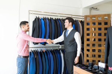 Yakışıklı Latin sahibi tebrik erkek istemci takım elbise Kiralama mağazasından