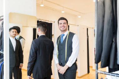 Genç erkek sahibi kira mağazasında markalı ve tasarımcı kıyafet sunan
