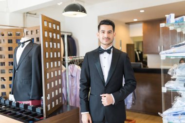 Giyim mağazası dururken iyi uygun takım elbise denemek müşteri içerik