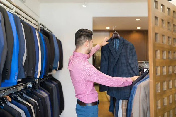 Hispanische Mann Trägt Casual Bei Der Wahl Eleganten Anzug Mietgeschäft — Stockfoto