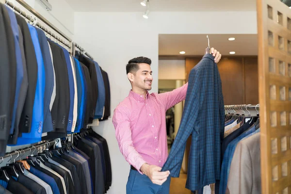 Lächelnder Attraktiver Mann Kauft Anzug Zur Miete Bekleidungsgeschäft — Stockfoto