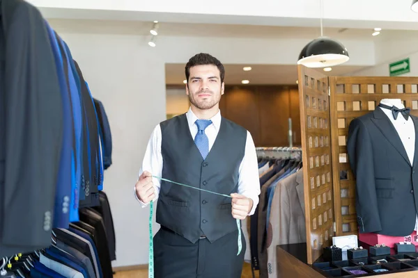 Selbstbewusste Und Attraktive Junge Schneiderin Hält Maßband Der Hand Während — Stockfoto