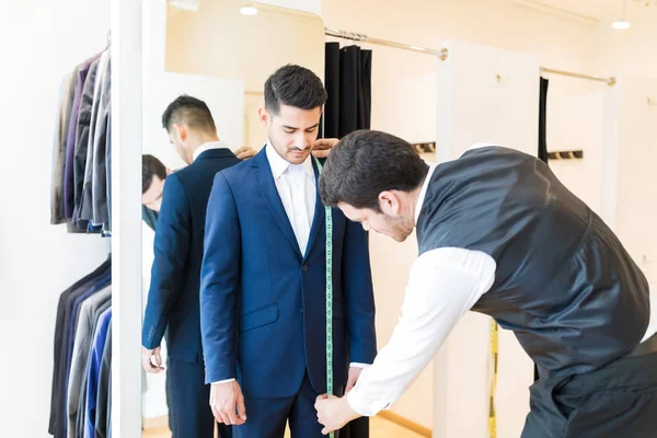 Junge Modedesignerin Misst Mann Eleganten Anzug Schneiderei — Stockfoto