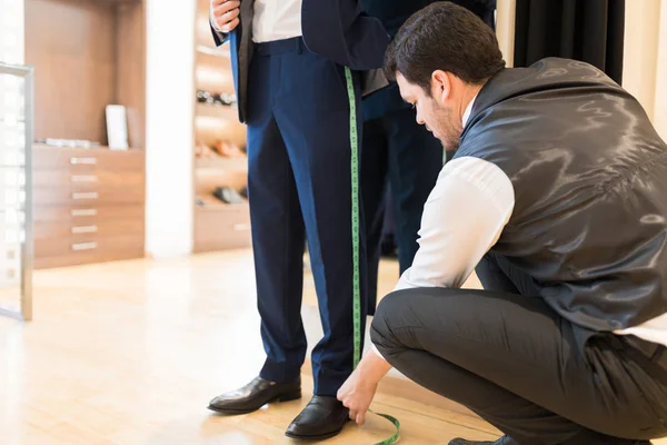 若いヒスパニック系服飾メーカー テーラー ショップで男性のお客様の足を測定 — ストック写真