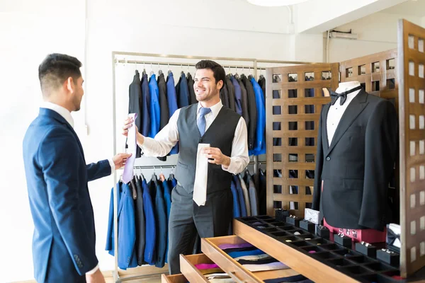 Vendedor Profissional Jovem Empresário Escolhendo Gravata Juntos Loja — Fotografia de Stock