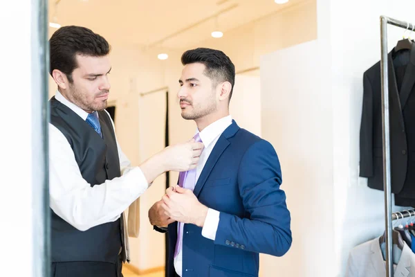 Reflexion Der Hilfreichen Maßanfertigung Krawatte Für Kunden Geschäft — Stockfoto