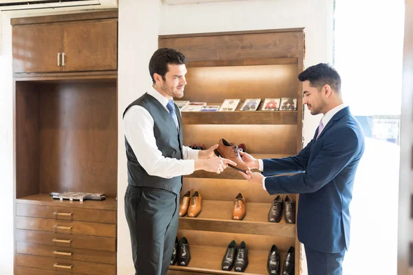 Kluger Verkäufer Zeigt Trendigen Schuh Dem Mann Geschäft — Stockfoto