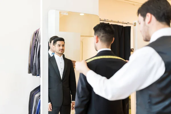 ファッション デザイナーの店でスーツをステッチするクライアントの肩を測定 — ストック写真
