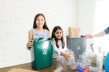 Çevre dostu kardeşler ile plastik çöp ev gülümseyen