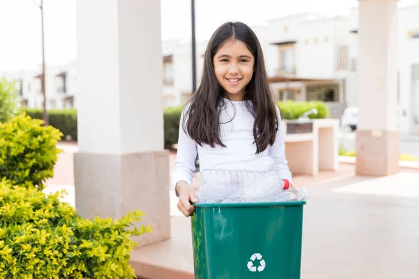 Portrait Adorable Little Girl Smiling While Carrying Garbage Can Garden — Stock Photo, Image