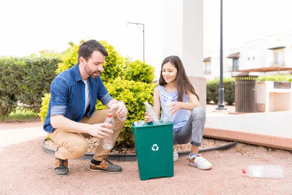 Comprimento Total Pai Filha Colocando Resíduos Plástico Lixeira Jardim — Fotografia de Stock
