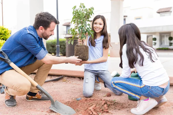 Porträtt Söt Latin Flicka Plantering Med Familjen Trädgården — Stockfoto