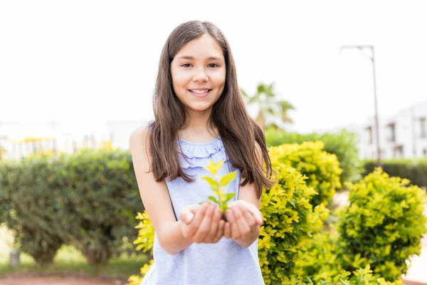 Retrato Chica Morena Sonriendo Mientras Cuida Nuevo Desarrollo Jardín — Foto de Stock