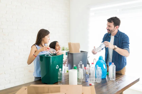 Padre Niñas Con Botellas Plástico Que Divierten Reciclando Casa —  Fotos de Stock