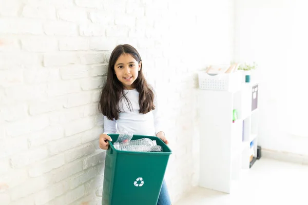 Menina Inocente Responsável Fazendo Contato Visual Enquanto Recicla Plástico Casa — Fotografia de Stock