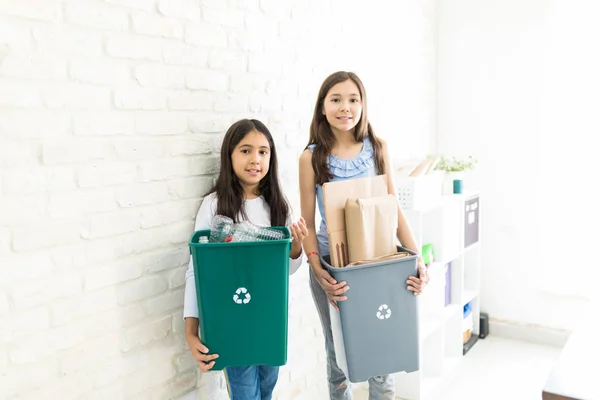 Young Girls Showing Responsibility Conserving Nature Home — Stock Photo, Image