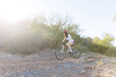 Aktif ve kararlı bisikletçi dağ yolda pedal